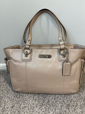 COACH Gallery East-West Tote Shimmer Leather Pearl Champagne F19252 – Rare